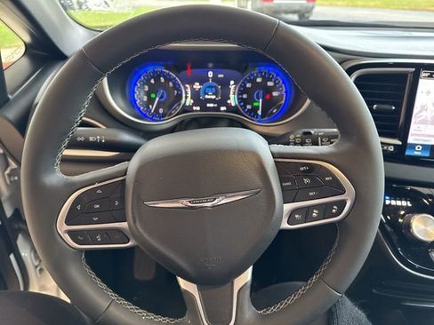 Used 2025 Chrysler Pacifica Select image 18