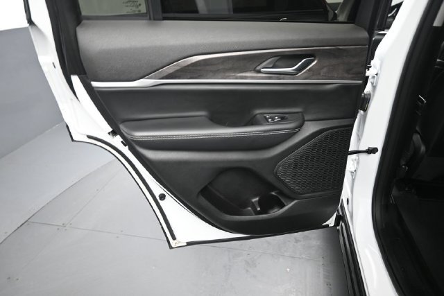 Used 2023 Jeep Grand Cherokee Limited w/ Black Appearance Package AWD/4WD image 22