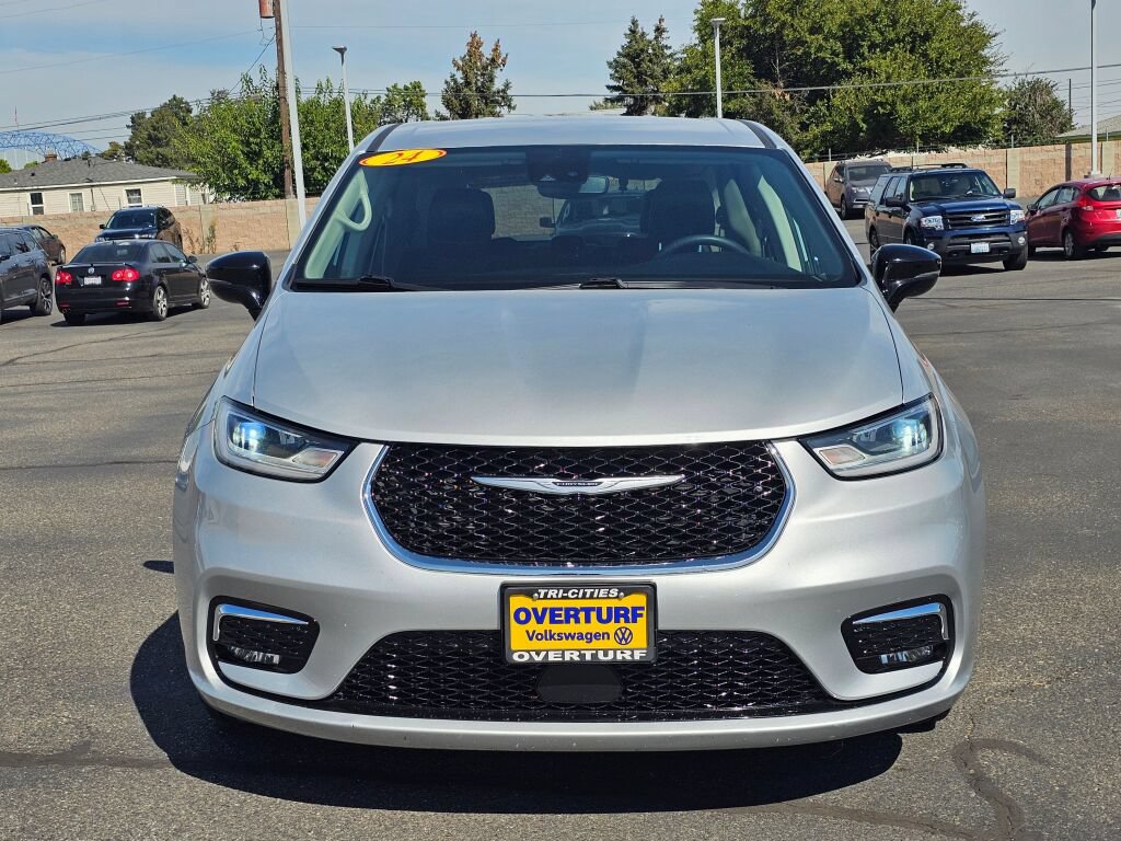 Used 2024 Chrysler Pacifica Touring-L FWD image 9