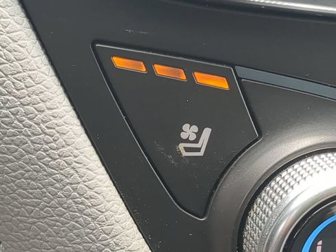 Used 2018 Chevrolet Equinox Premier FWD image 24