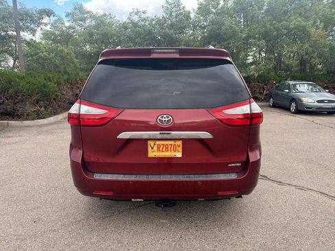 Used 2017 Toyota Sienna Limited Premium FWD image 4
