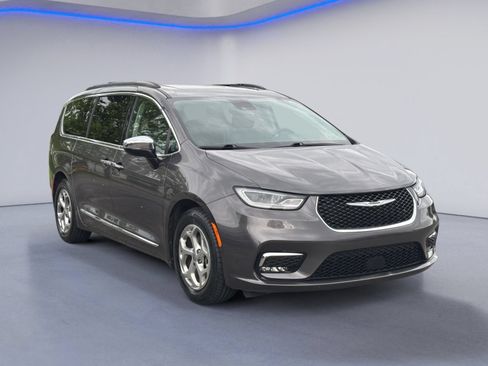 Used 2023 Chrysler Pacifica Limited FWD image 5