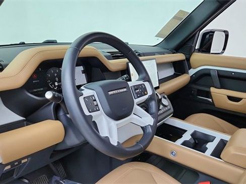 Used 2025 Land Rover Defender 90 X-Dynamic SE image 17