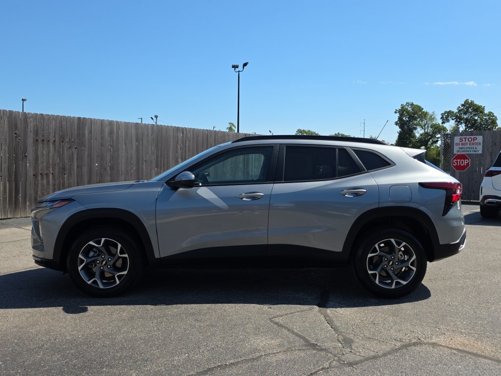 Used 2025 Chevrolet Trax LT FWD image 2