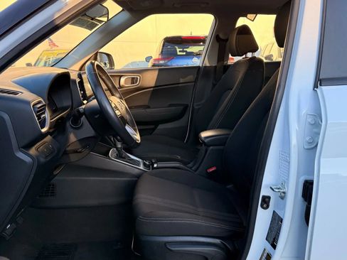 Used 2024 Hyundai Venue SEL image 12