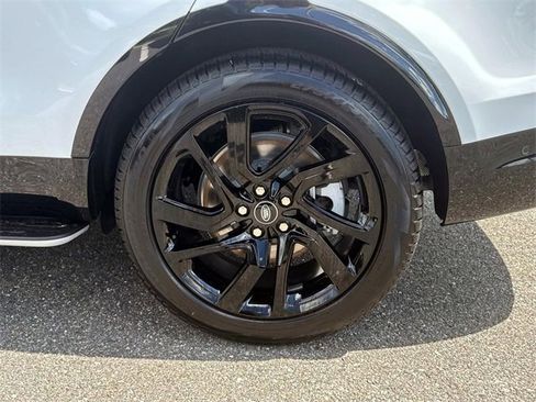 New 2025 Land Rover Discovery Dynamic SE image 3