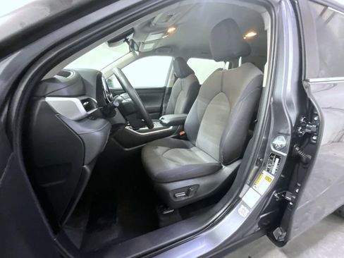 Used 2024 Toyota Highlander LE image 11