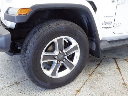 Used 2018 Jeep Wrangler Unlimited Sahara w/ Uconnect 4C Nav & Sound Group AWD/4WD image 11