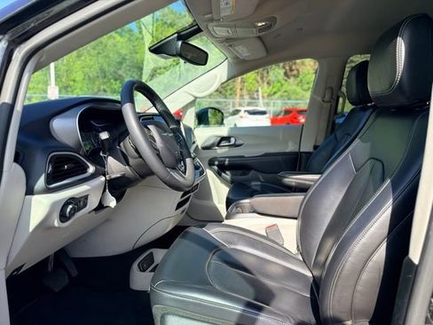 Used 2023 Chrysler Pacifica Touring-L FWD image 6