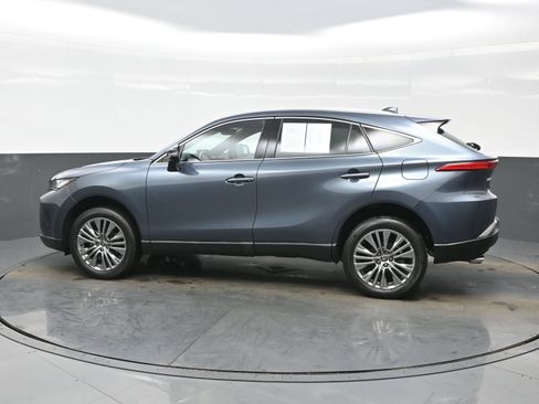 Used 2023 Toyota Venza XLE image 3