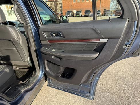 Used 2019 Ford Explorer Platinum image 18
