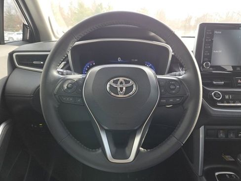 Used 2022 Toyota Corolla Cross XLE image 32