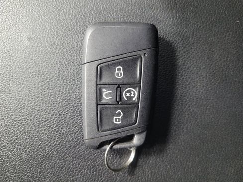 Used 2022 Volkswagen Taos SE w/ Panoramic Sunroof Package image 32