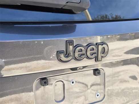 Certified 2017 Jeep Renegade Altitude w/ Advanced Technology Group image 9