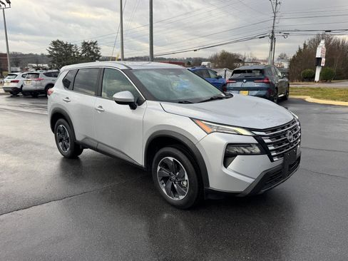 Used 2025 Nissan Rogue SV image 2