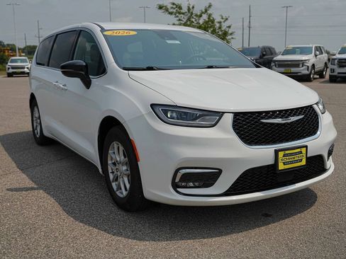 Used 2026 Chrysler Pacifica Select FWD image 4