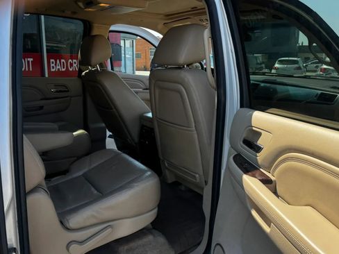 Used 2011 Cadillac Escalade ESV Luxury AWD/4WD image 17