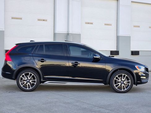 Used 2017 Volvo V60 T5 Cross Country Platinum w/ Climate Package image 9