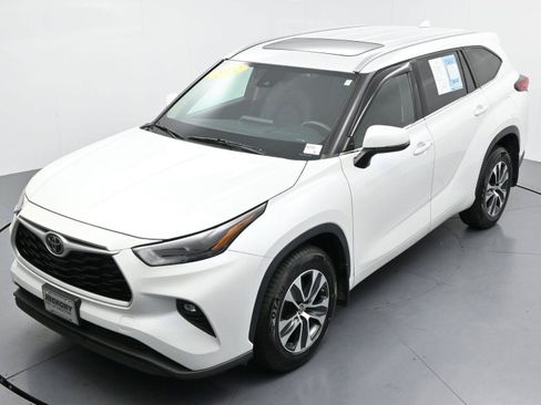 Used 2022 Toyota Highlander XLE AWD/4WD image 47