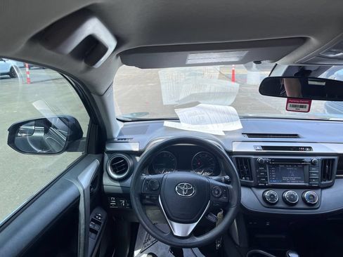 Used 2018 Toyota RAV4 LE FWD image 19