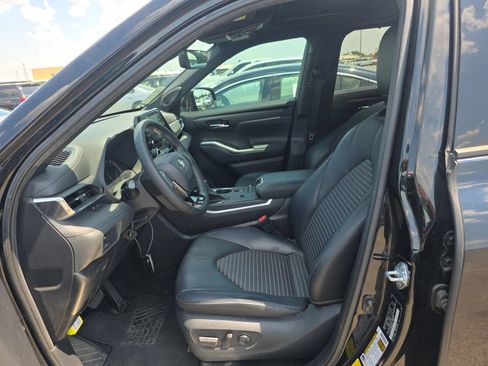 Used 2021 Toyota Highlander XSE FWD image 5