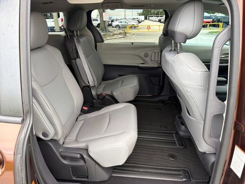 Used 2022 Toyota Sienna XLE FWD image 14