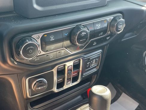 Used 2023 Jeep Gladiator Sport image 7