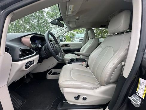 Used 2018 Chrysler Pacifica Touring-L w/ Tire & Wheel Group FWD image 23
