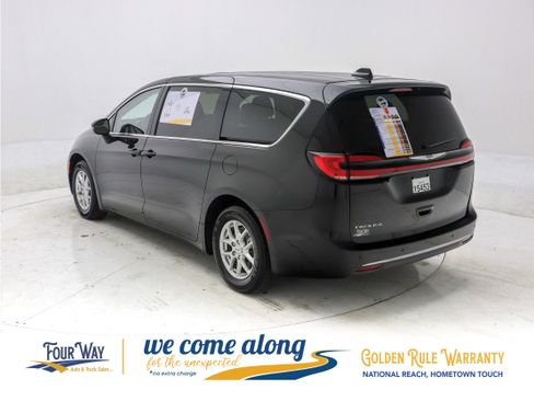 Used 2023 Chrysler Pacifica Touring-L FWD image 6