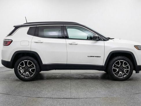 Used 2025 Jeep Compass Trailhawk image 11