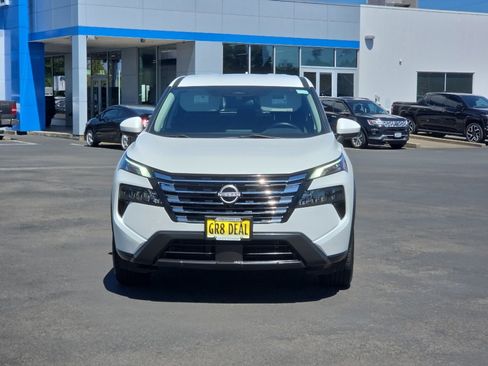 Used 2024 Nissan Rogue SV AWD/4WD image 3