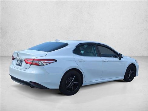 Used 2019 Toyota Camry LE image 5