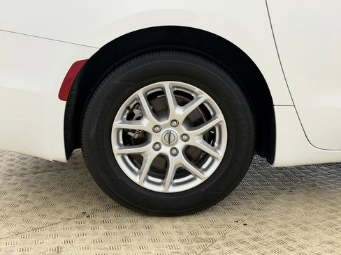 Used 2023 Chrysler Pacifica Touring-L image 7