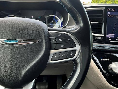 Used 2021 Chrysler Pacifica Touring-L FWD image 12