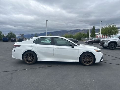 Used 2023 Toyota Camry SE image 3