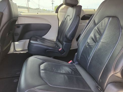 Used 2018 Chrysler Pacifica Touring-L FWD image 9
