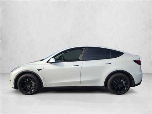 Used 2021 Tesla Model Y Long Range image 9