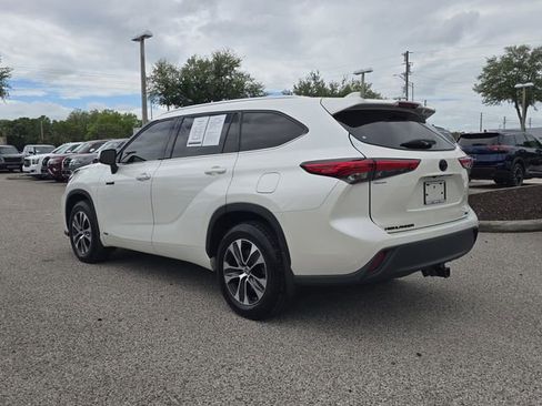 Used 2021 Toyota Highlander XLE AWD/4WD image 6