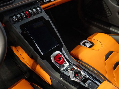 Used 2020 Lamborghini Huracan EVO RWD image 5