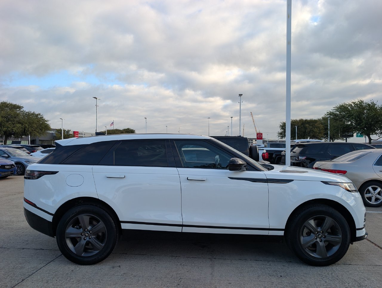 Used 2025 Land Rover Range Rover Velar Dynamic SE AWD/4WD image 3