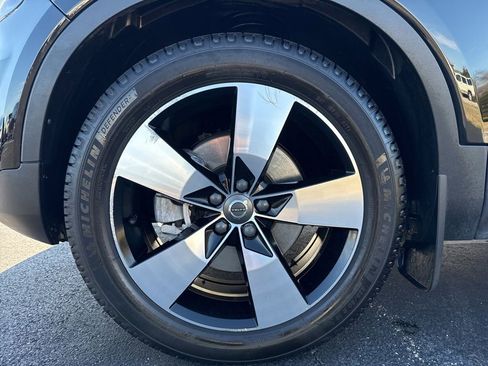 Used 2020 Volvo XC40 T5 Momentum w/ Premium Package image 9