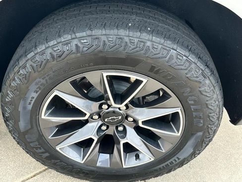 Used 2023 Chevrolet Tahoe Z71 w/ Luxury Package image 30