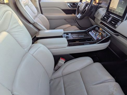 Used 2018 Lincoln Navigator Reserve image 12