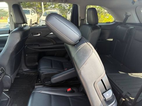 Used 2019 Toyota Highlander XLE AWD/4WD image 17