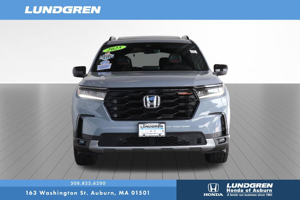 Used 2025 Honda Pilot TrailSport image 3