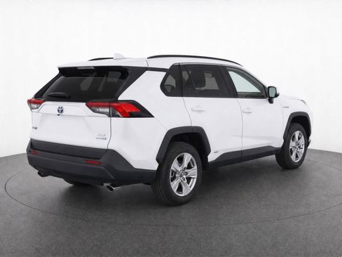 Used 2021 Toyota RAV4 XLE AWD/4WD image 3