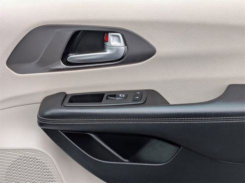 Used 2024 Chrysler Pacifica Touring-L image 32