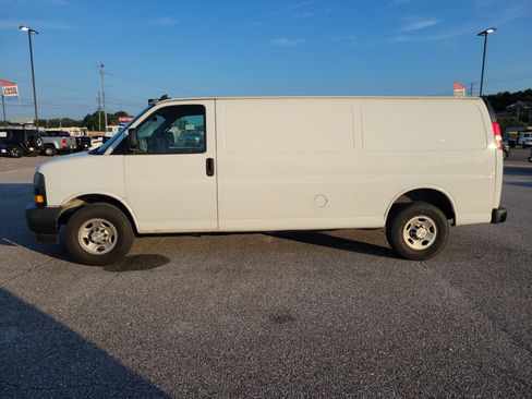 Used 2018 Chevrolet Express 2500 Extended RWD image 3