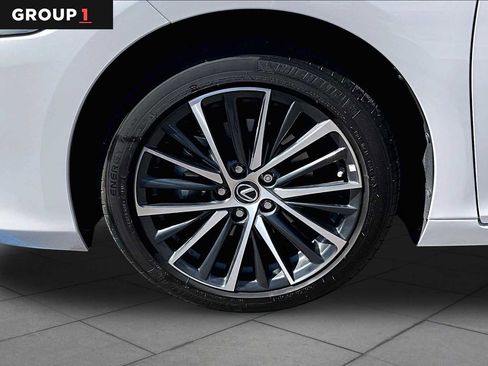 Used 2025 Lexus ES 300h w/ Premium Package FWD image 10