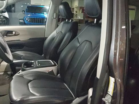 Used 2023 Chrysler Pacifica Touring-L FWD image 18
